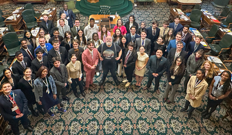 Photo couleur de groupe lors du Parlement Jeunesse en Acadie