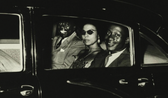 Photo noir et blanc, des années 1950/1960, trois personnes de couleur à l'arrière d'une voiture