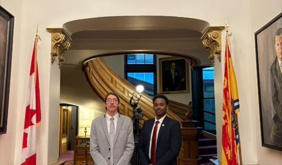 Photo couleur, desu jeunes parlementaires de fédération Wallonie-Bruxelles en photo au Parlement acadien