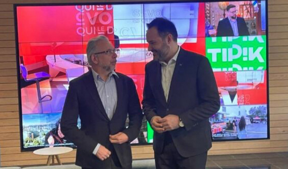 Photo couleur. Jean-Paul Phlippot (CEO RTBF_ et le ministre de la culture du Québec, Mathieu Lacombe discutent