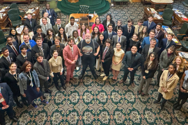 Photo couleur de groupe lors du Parlement Jeunesse en Acadie