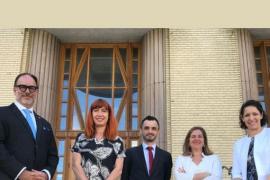 M. Daniel Jutras, Mme Pascale Delcomminette, M. Adrien Sellez et Mme Marie-Claude Payette et Mme Geneviève Bouchard, Directrice du cabinet du Recteur, devant le campus principal de l’UdeM M. Daniel Jutras, Mme Pascale Delcomminette, M. Adrien Sellez et Mme Marie-Claude Payette et Mme Geneviève Bouchard, Directrice du cabinet du Recteur, devant le campus principal de l’UdeM